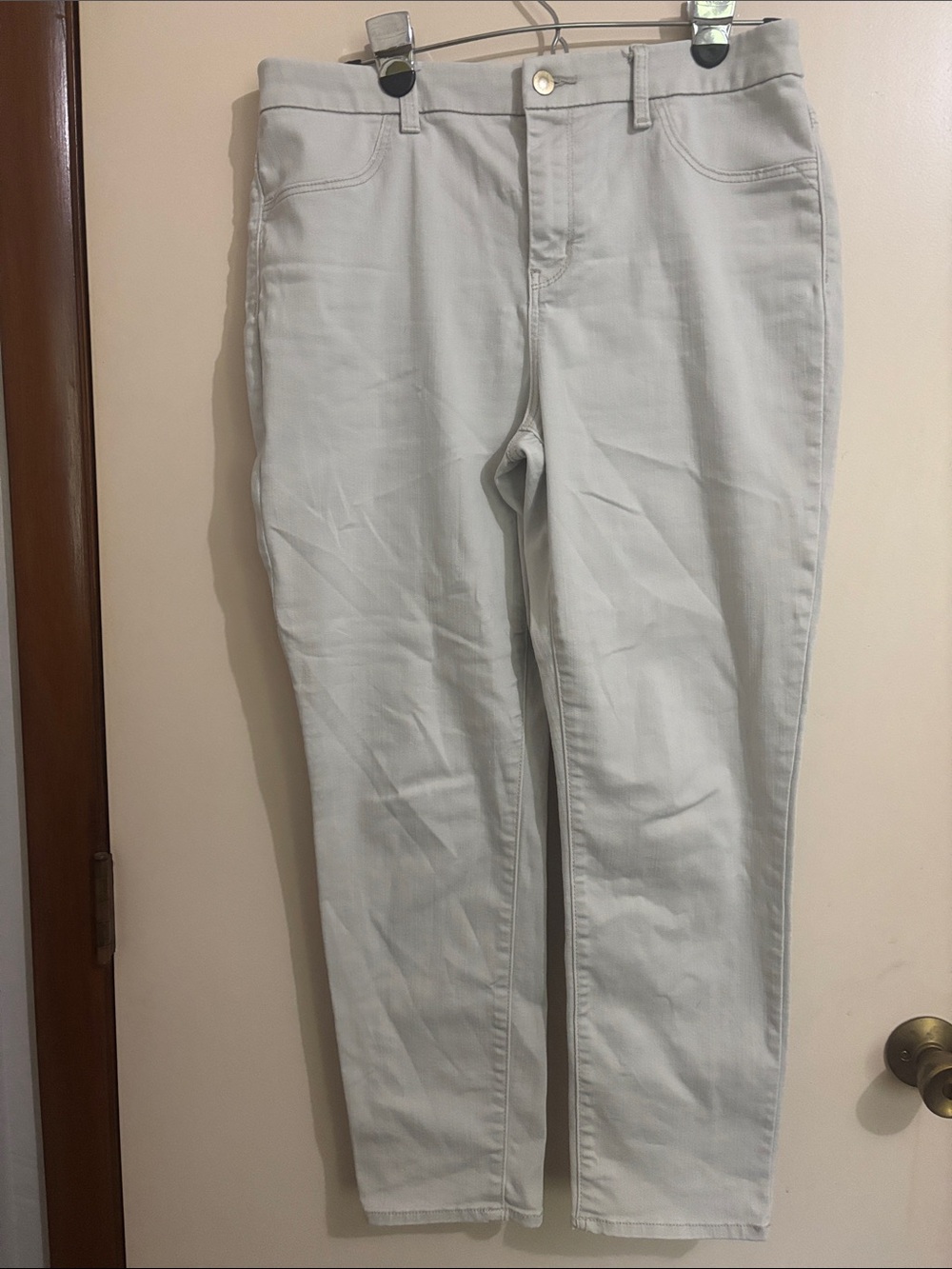 Chico's Women's Light Gray Ankle Jeans